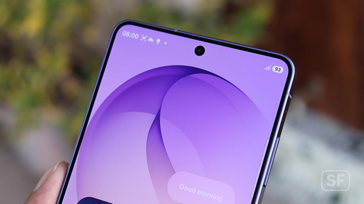 Samsung Galaxy S26 Ultra SG26U front camera and task bar